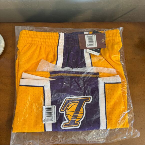 Mitchell & Ness NBA Lakers Swingman Shorts 2009 Gold Purple Size M NWT - Picture 5 of 6